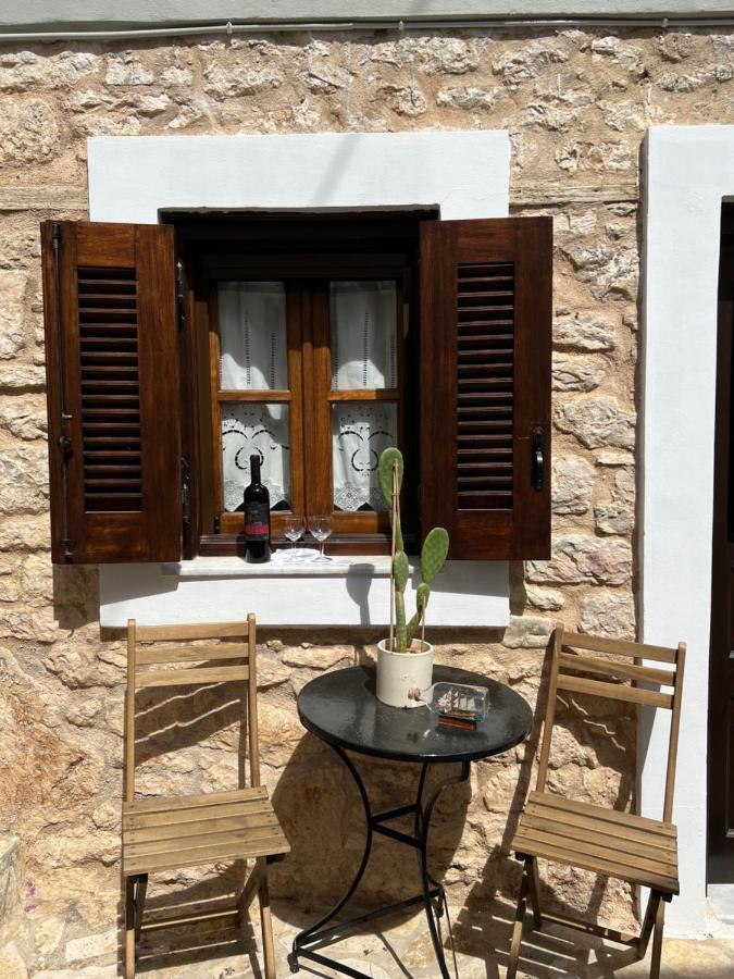 Luca'S Houses Chalki Town ภายนอก รูปภาพ