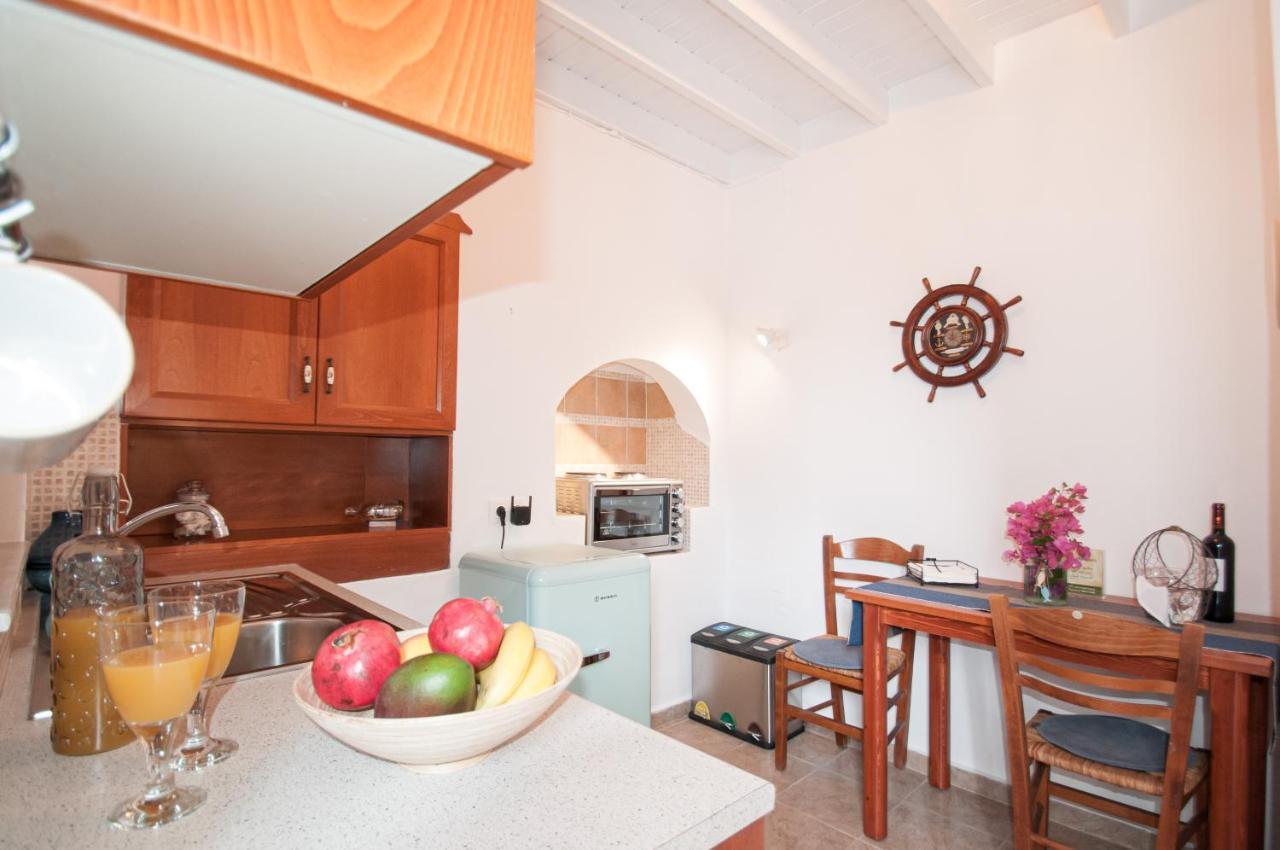 Luca'S Houses Chalki Town ภายนอก รูปภาพ