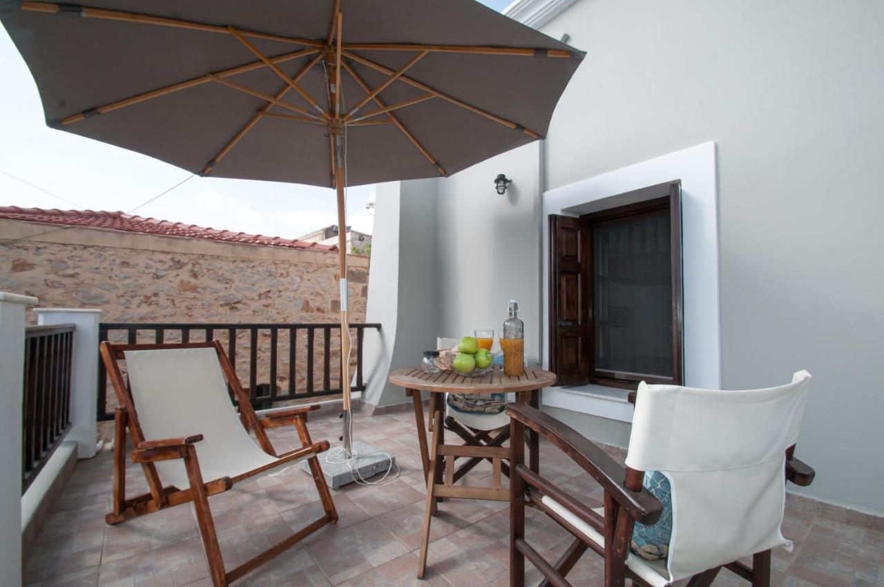 Luca'S Houses Chalki Town ภายนอก รูปภาพ