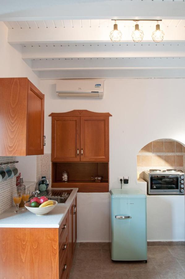 Luca'S Houses Chalki Town ภายนอก รูปภาพ