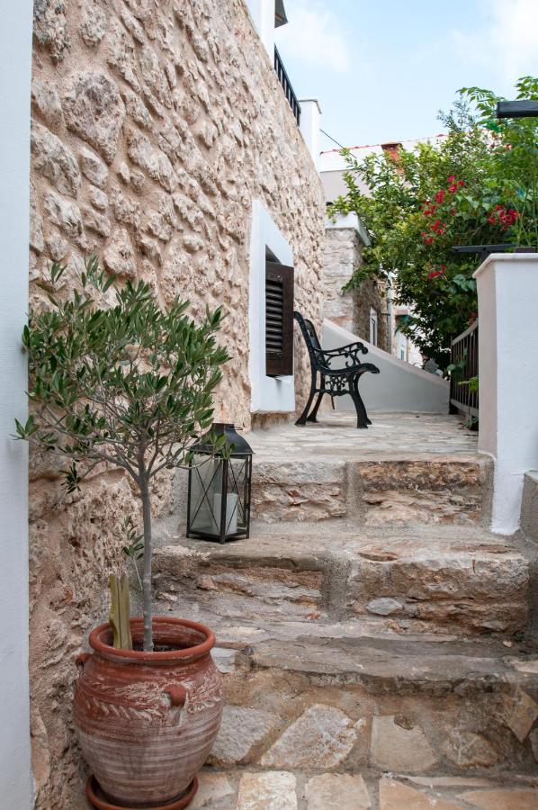 Luca'S Houses Chalki Town ภายนอก รูปภาพ