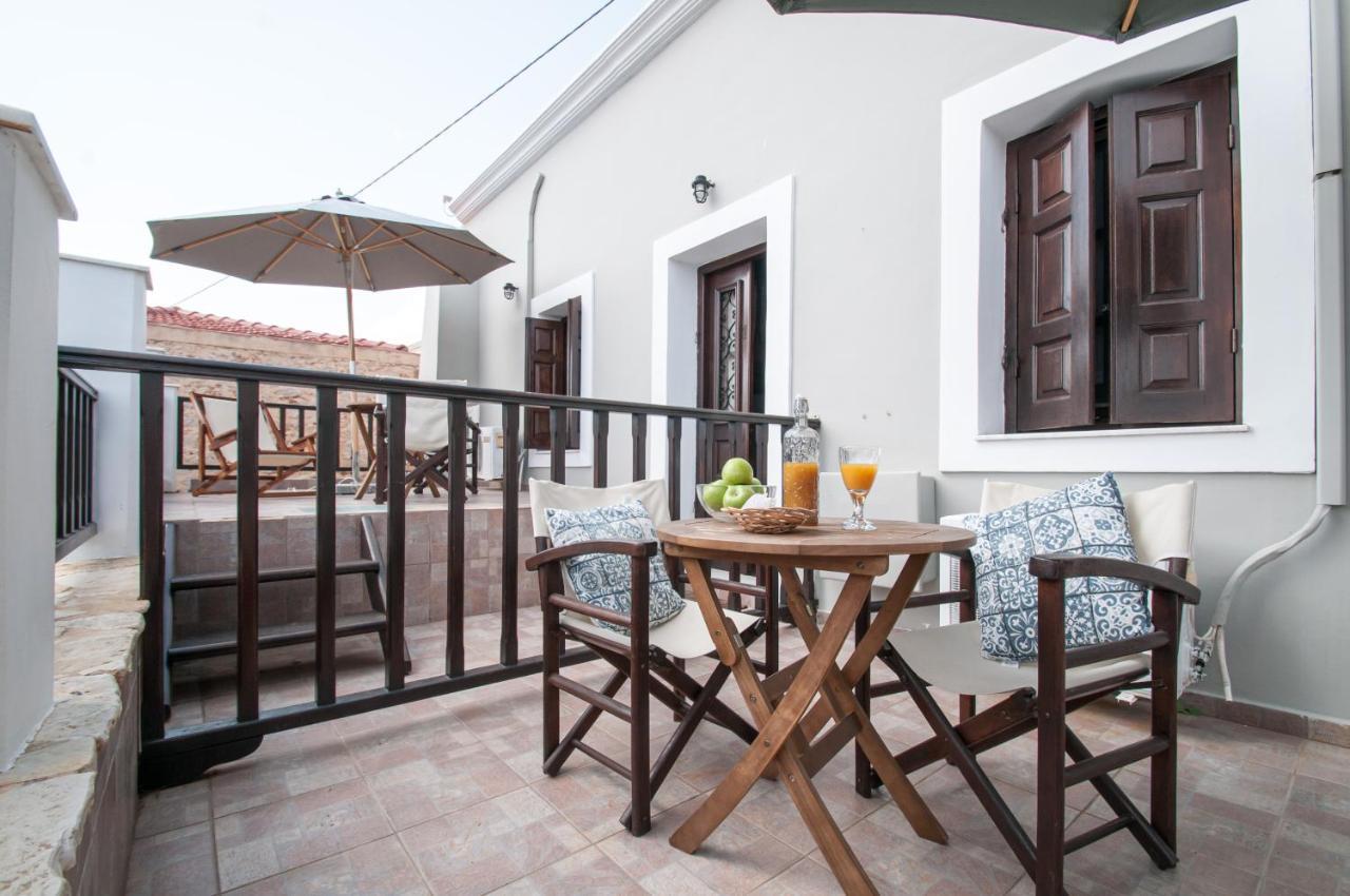 Luca'S Houses Chalki Town ภายนอก รูปภาพ