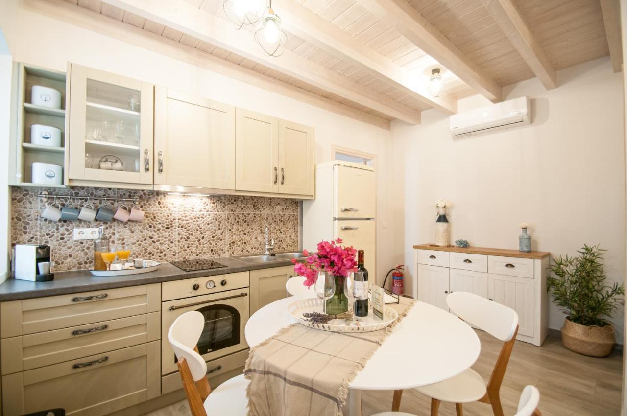 Luca'S Houses Chalki Town ภายนอก รูปภาพ