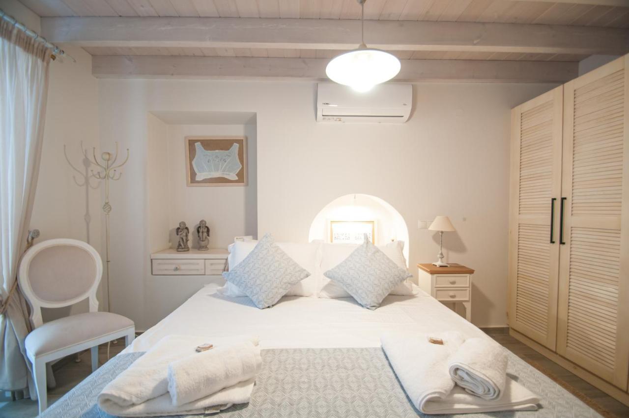 Luca'S Houses Chalki Town ภายนอก รูปภาพ