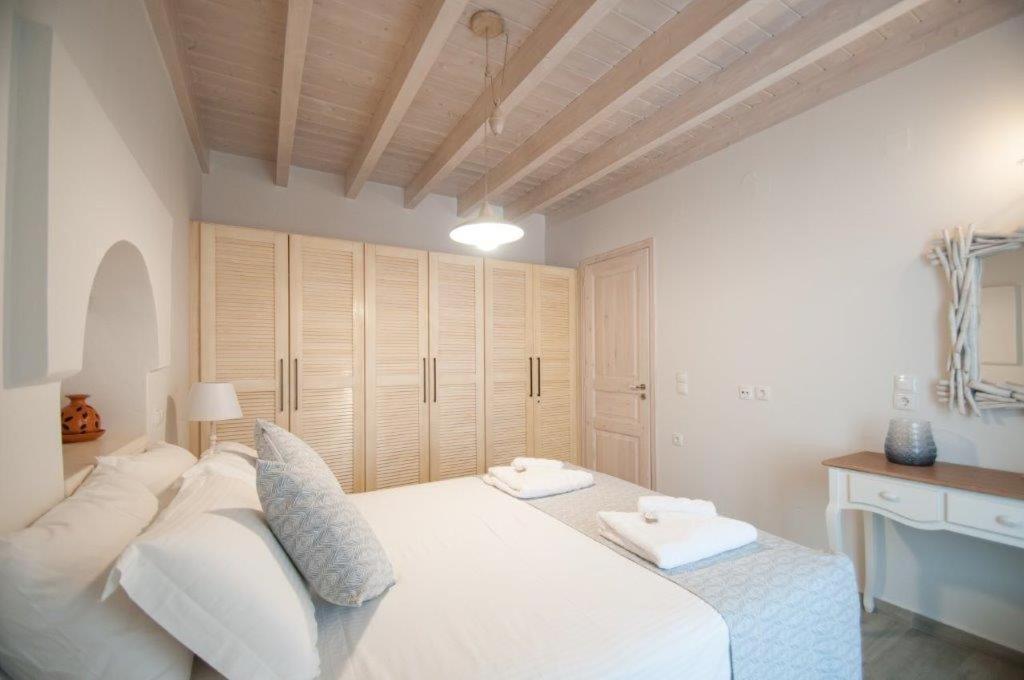 Luca'S Houses Chalki Town ภายนอก รูปภาพ