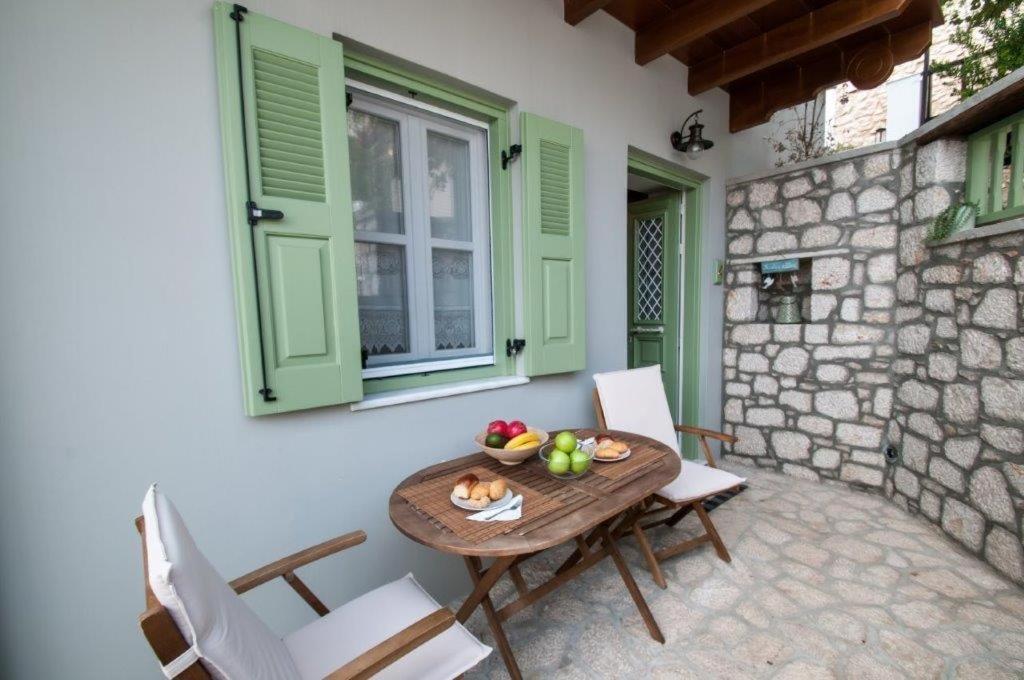 Luca'S Houses Chalki Town ภายนอก รูปภาพ
