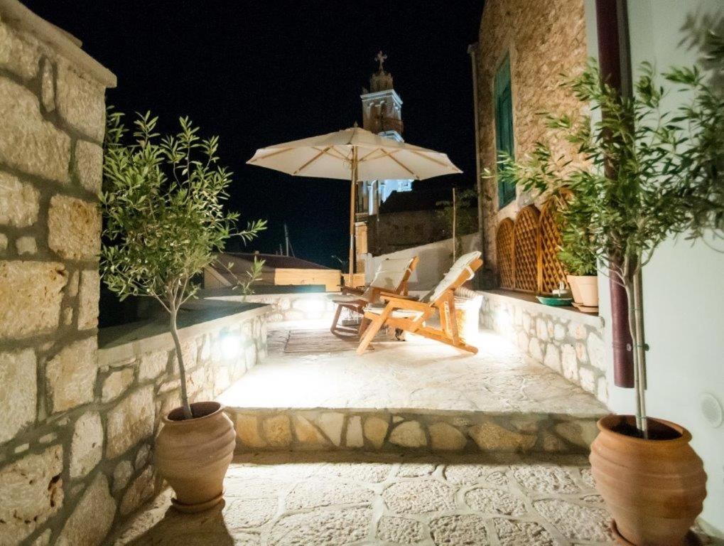 Luca'S Houses Chalki Town ภายนอก รูปภาพ