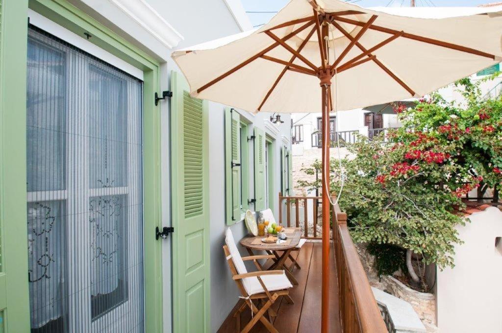 Luca'S Houses Chalki Town ภายนอก รูปภาพ