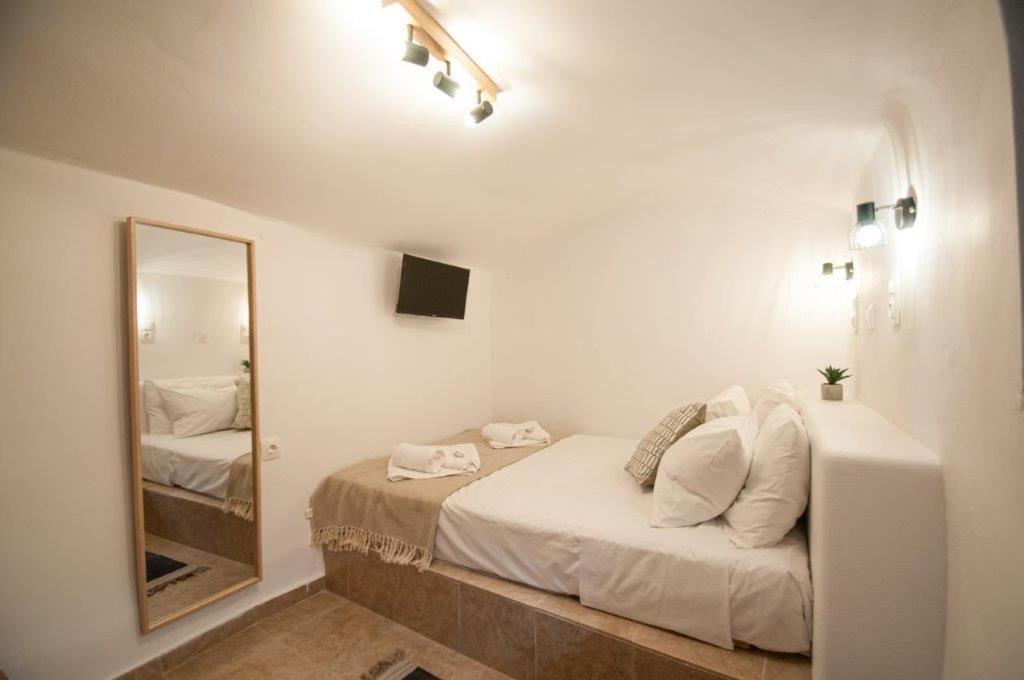 Luca'S Houses Chalki Town ภายนอก รูปภาพ