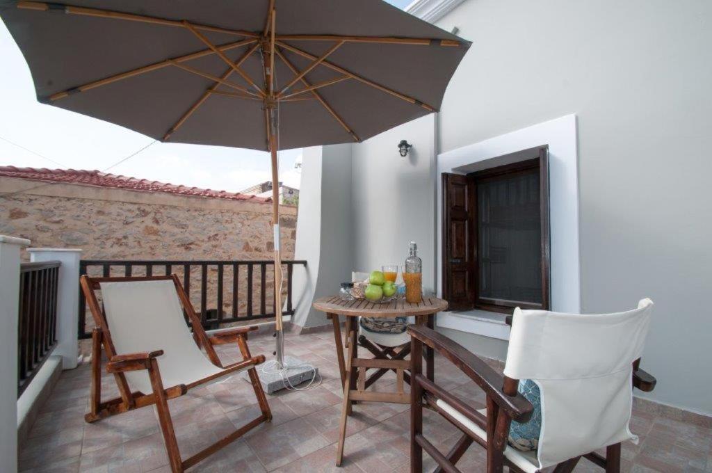 Luca'S Houses Chalki Town ภายนอก รูปภาพ