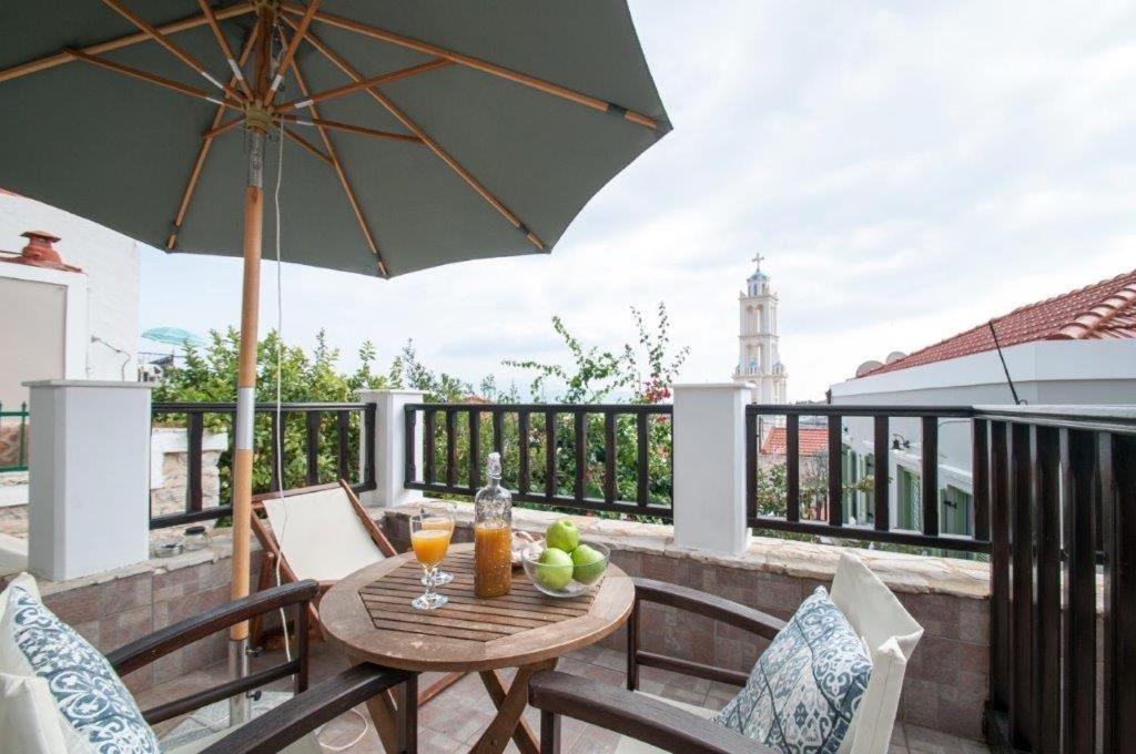 Luca'S Houses Chalki Town ภายนอก รูปภาพ